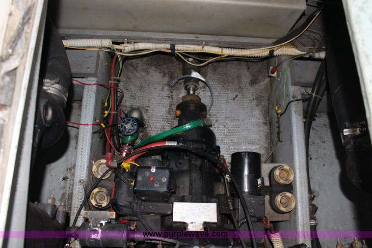 image for item K1015 1983 Carver Riviera Yacht Cabin Cruiser boat