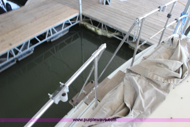 image for item K1015 1983 Carver Riviera Yacht Cabin Cruiser boat