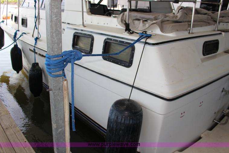 image for item K1015 1983 Carver Riviera Yacht Cabin Cruiser boat