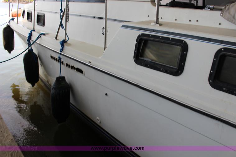 image for item K1015 1983 Carver Riviera Yacht Cabin Cruiser boat