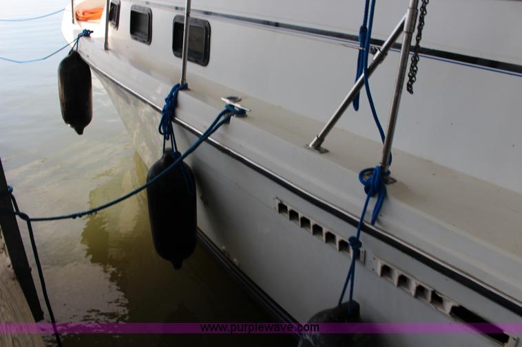 image for item K1015 1983 Carver Riviera Yacht Cabin Cruiser boat