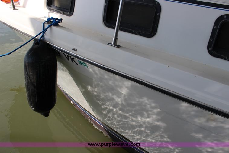 image for item K1015 1983 Carver Riviera Yacht Cabin Cruiser boat