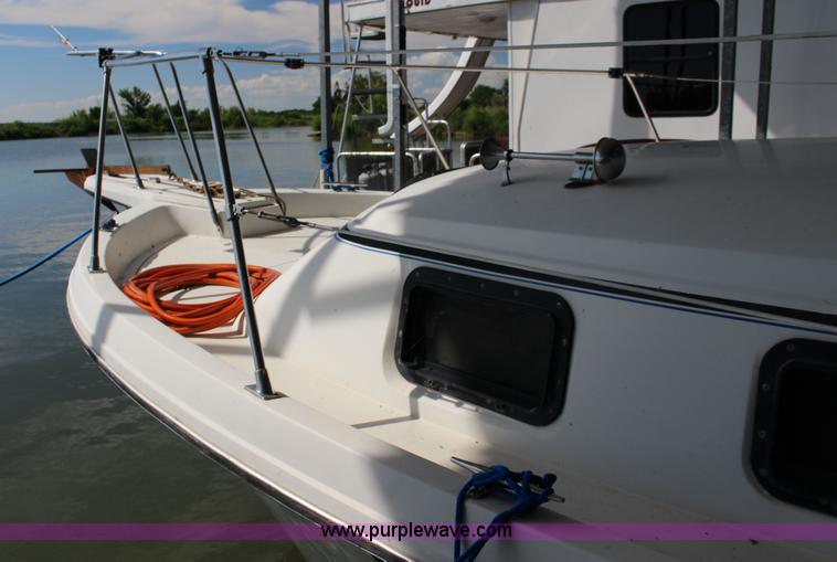 image for item K1015 1983 Carver Riviera Yacht Cabin Cruiser boat