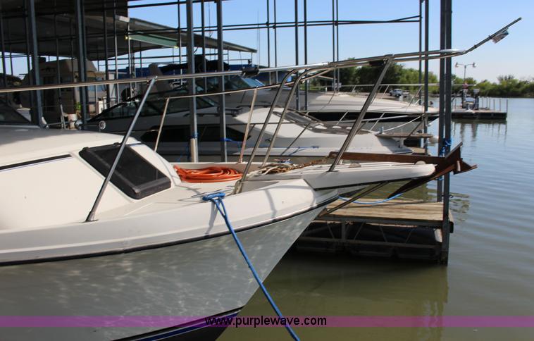 image for item K1015 1983 Carver Riviera Yacht Cabin Cruiser boat