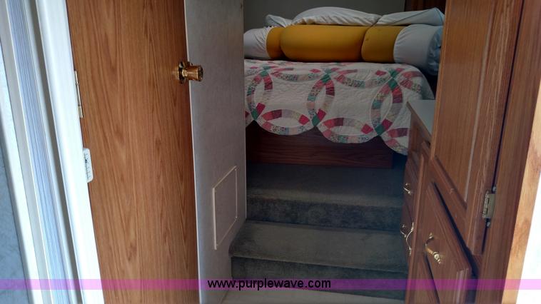 image for item K1017 2000 Shasta Phoenix 269 camper