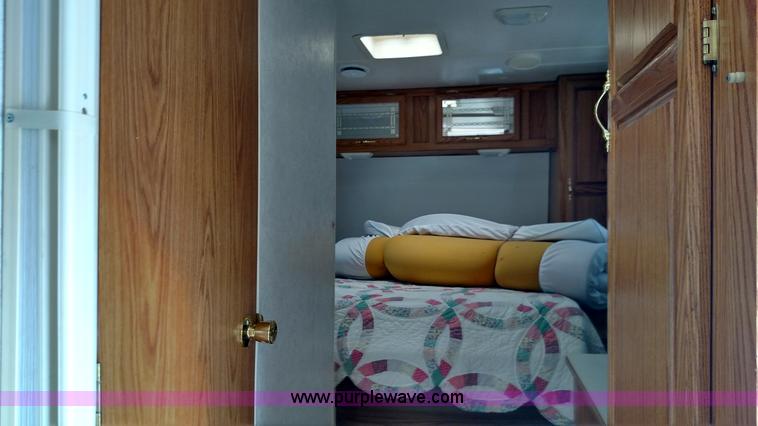 image for item K1017 2000 Shasta Phoenix 269 camper