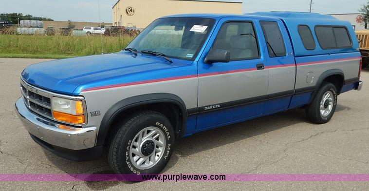 image for item K1524 1992 Dodge Dakota LE Club Cab pickup truck