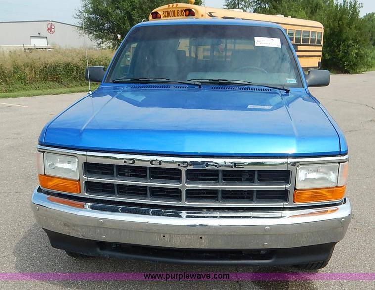 image for item K1524 1992 Dodge Dakota LE Club Cab pickup truck