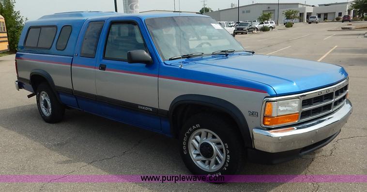 image for item K1524 1992 Dodge Dakota LE Club Cab pickup truck