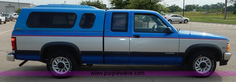 image for item K1524 1992 Dodge Dakota LE Club Cab pickup truck