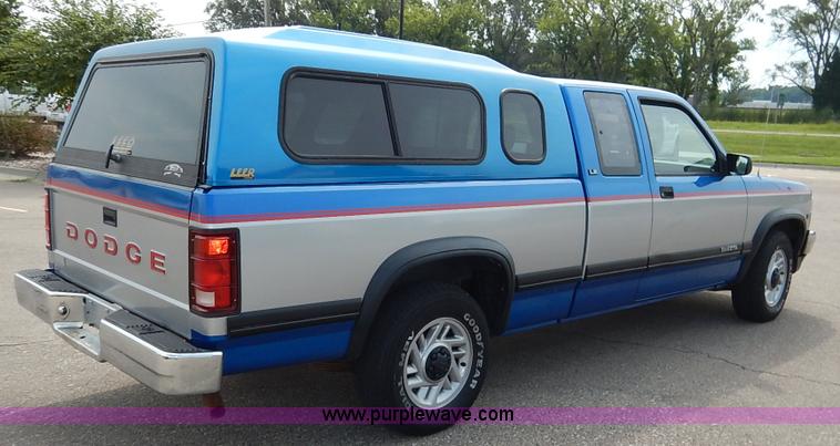 image for item K1524 1992 Dodge Dakota LE Club Cab pickup truck