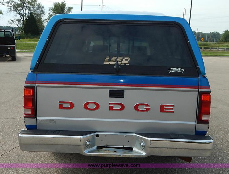 image for item K1524 1992 Dodge Dakota LE Club Cab pickup truck