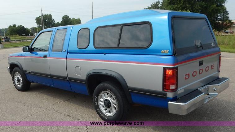 image for item K1524 1992 Dodge Dakota LE Club Cab pickup truck