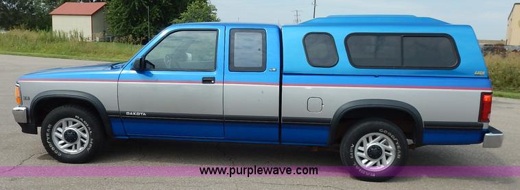image for item K1524 1992 Dodge Dakota LE Club Cab pickup truck