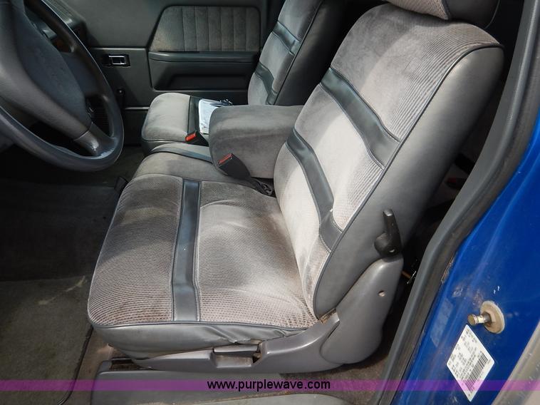 image for item K1524 1992 Dodge Dakota LE Club Cab pickup truck