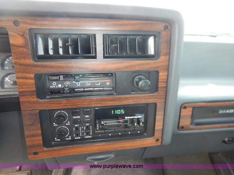 image for item K1524 1992 Dodge Dakota LE Club Cab pickup truck