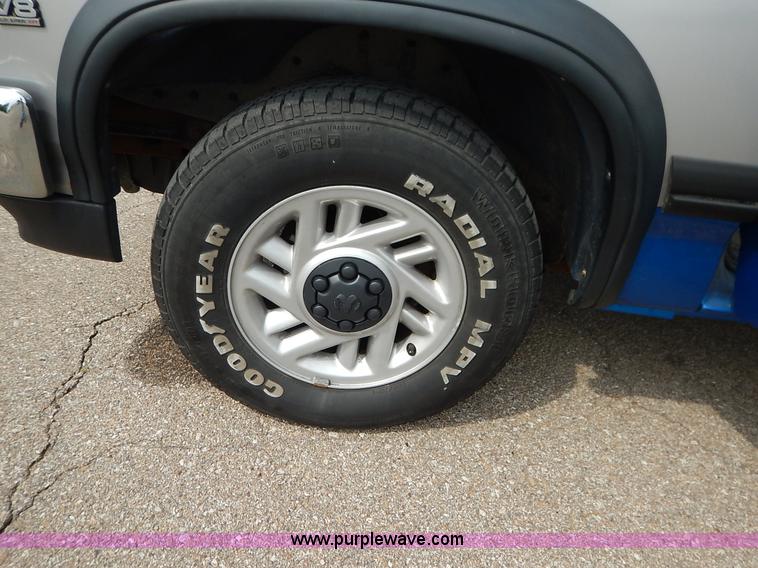 image for item K1524 1992 Dodge Dakota LE Club Cab pickup truck