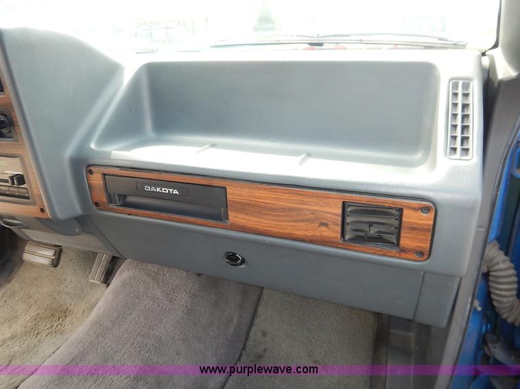 image for item K1524 1992 Dodge Dakota LE Club Cab pickup truck