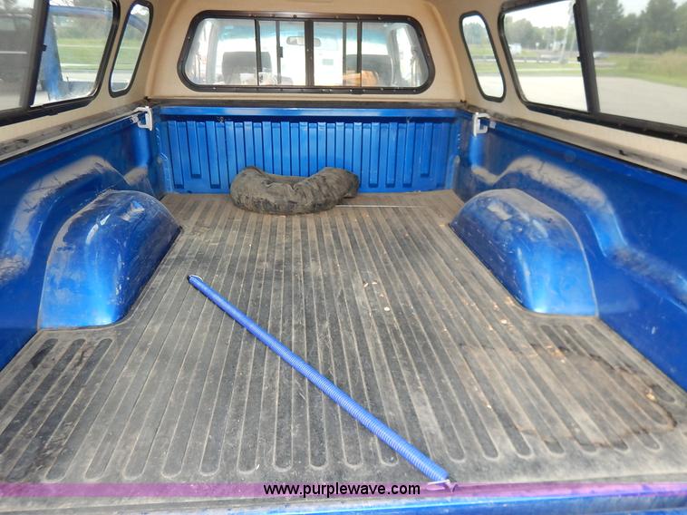 image for item K1524 1992 Dodge Dakota LE Club Cab pickup truck