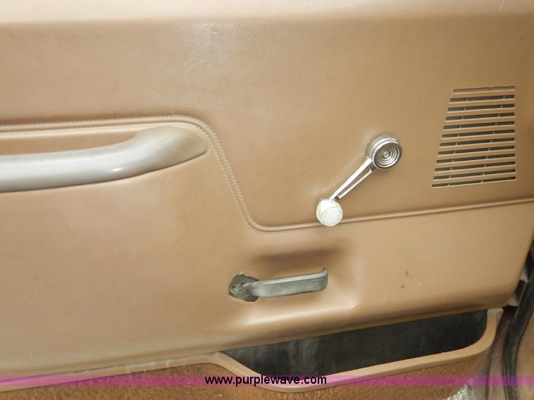 image for item K1538 1988 Ford F250 XLT Lariat flatbed pickup truck