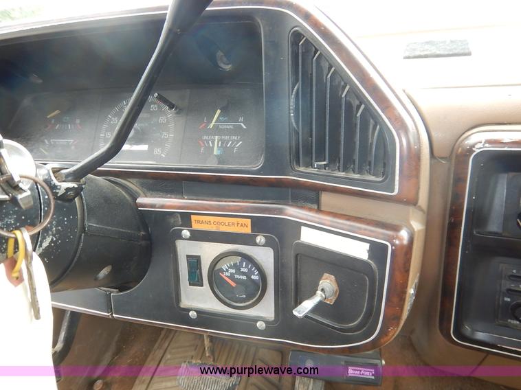 image for item K1538 1988 Ford F250 XLT Lariat flatbed pickup truck