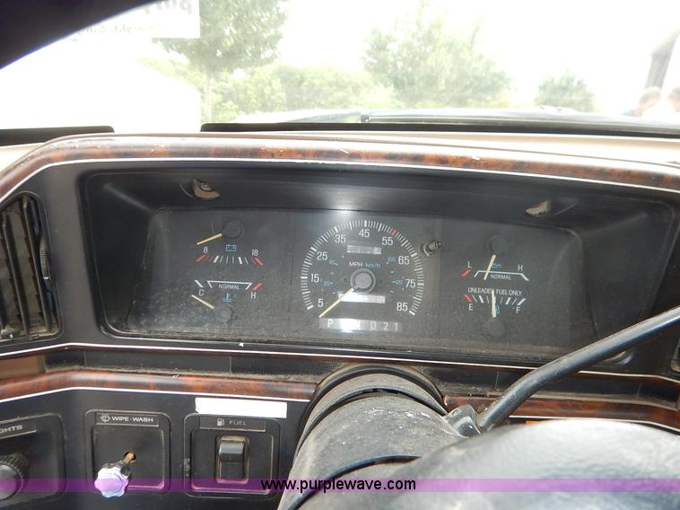 image for item K1538 1988 Ford F250 XLT Lariat flatbed pickup truck