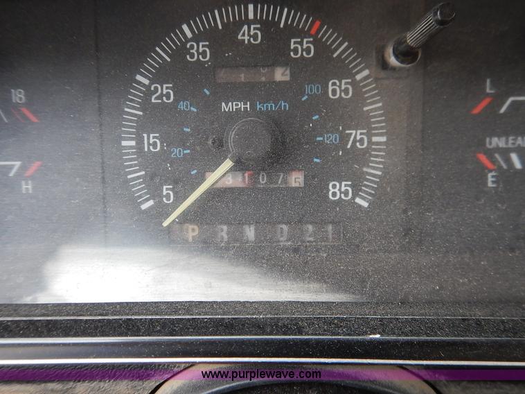 image for item K1538 1988 Ford F250 XLT Lariat flatbed pickup truck