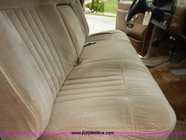 image for item K1538 1988 Ford F250 XLT Lariat flatbed pickup truck