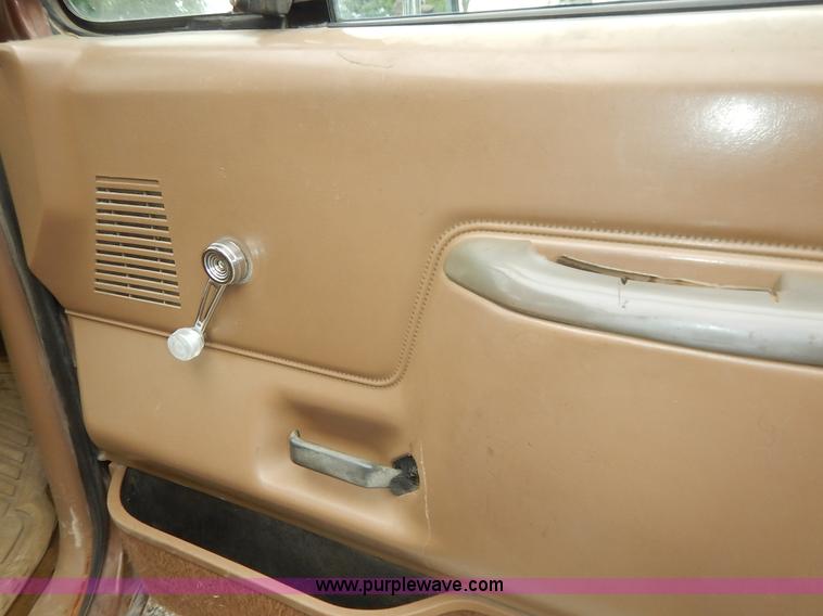 image for item K1538 1988 Ford F250 XLT Lariat flatbed pickup truck