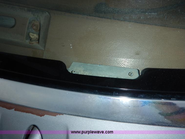 image for item K1538 1988 Ford F250 XLT Lariat flatbed pickup truck