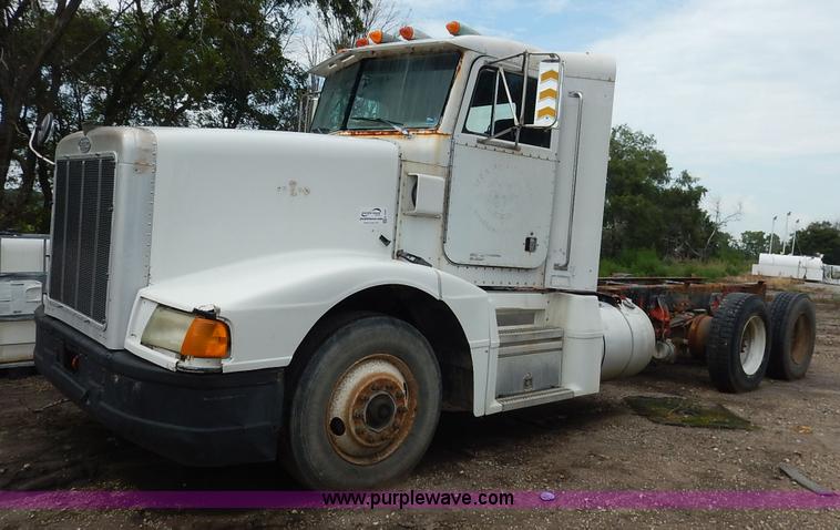 image for item K1541 1994 Peterbilt 377 truck cab and chassis