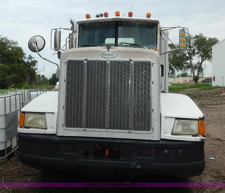 image for item K1541 1994 Peterbilt 377 truck cab and chassis