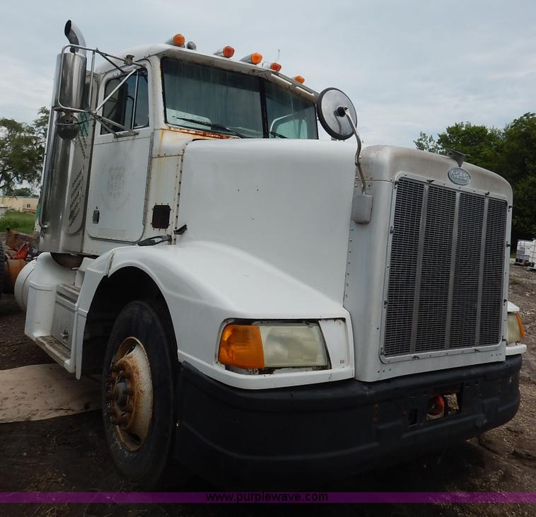 image for item K1541 1994 Peterbilt 377 truck cab and chassis