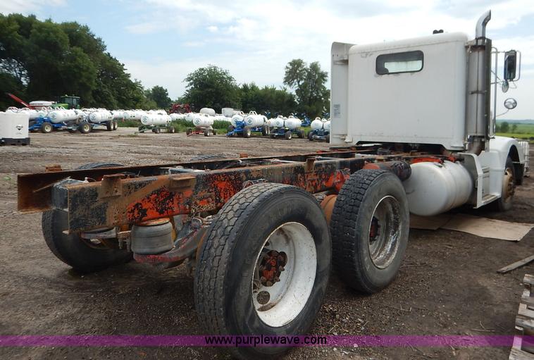 image for item K1541 1994 Peterbilt 377 truck cab and chassis