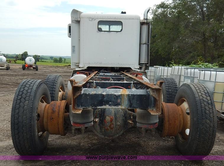 image for item K1541 1994 Peterbilt 377 truck cab and chassis
