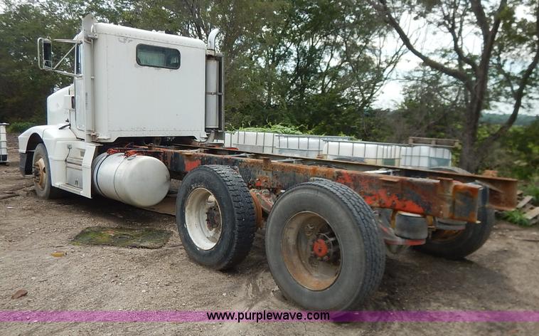 image for item K1541 1994 Peterbilt 377 truck cab and chassis