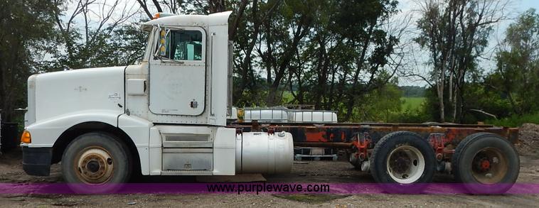 image for item K1541 1994 Peterbilt 377 truck cab and chassis