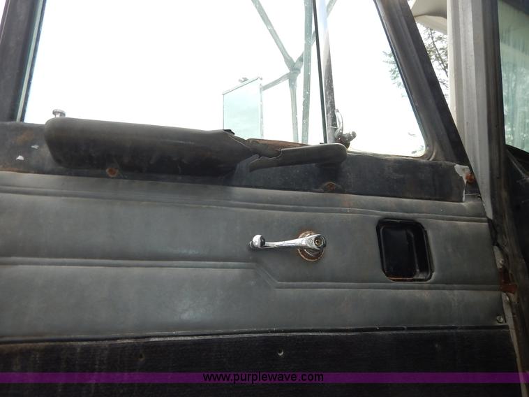 image for item K1541 1994 Peterbilt 377 truck cab and chassis