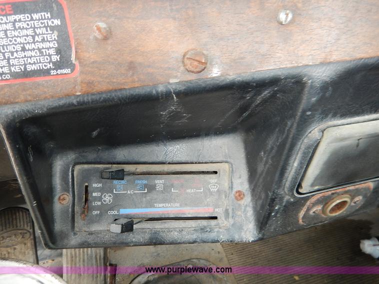 image for item K1541 1994 Peterbilt 377 truck cab and chassis