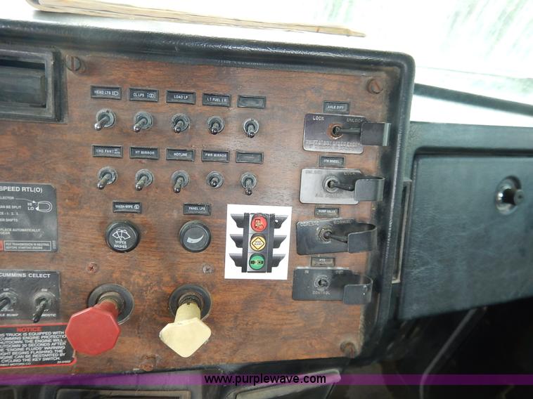 image for item K1541 1994 Peterbilt 377 truck cab and chassis