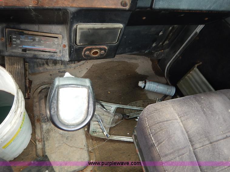 image for item K1541 1994 Peterbilt 377 truck cab and chassis