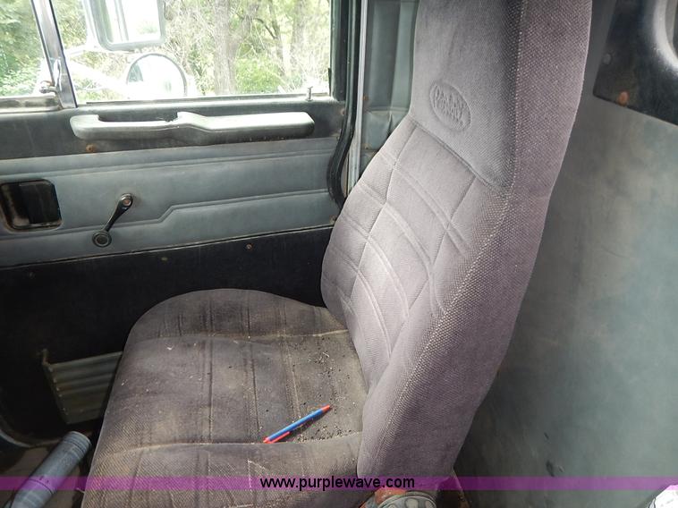 image for item K1541 1994 Peterbilt 377 truck cab and chassis