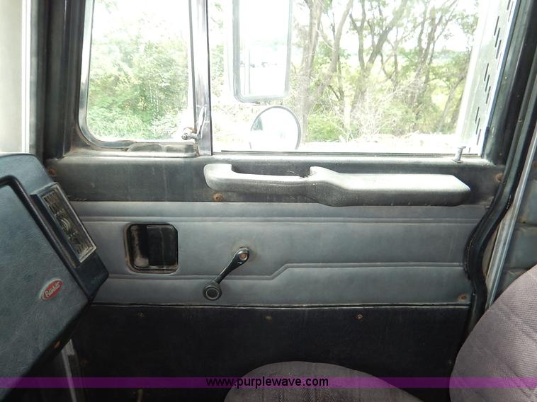 image for item K1541 1994 Peterbilt 377 truck cab and chassis