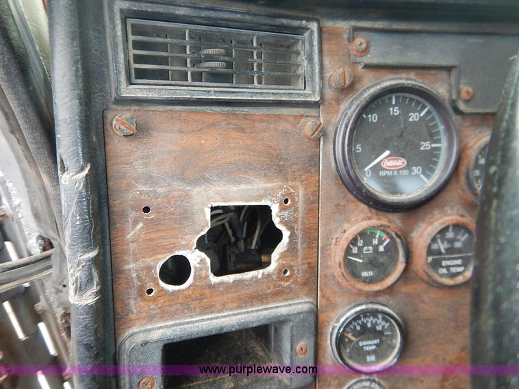 image for item K1541 1994 Peterbilt 377 truck cab and chassis