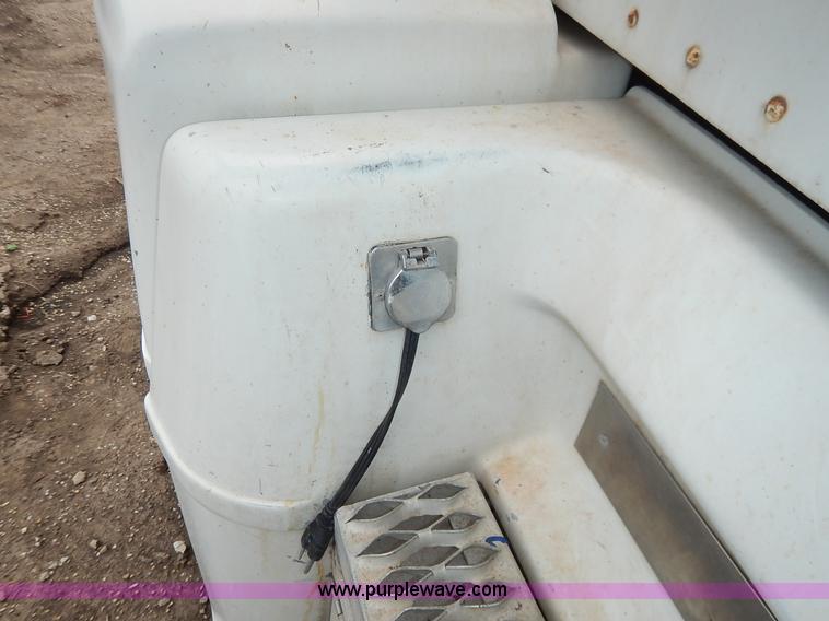 image for item K1541 1994 Peterbilt 377 truck cab and chassis