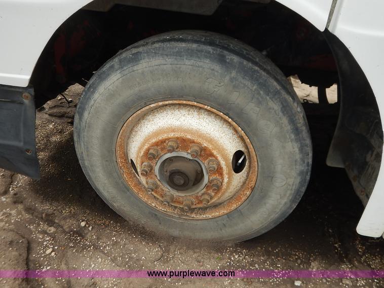 image for item K1541 1994 Peterbilt 377 truck cab and chassis