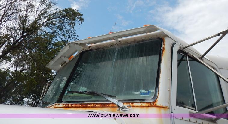 image for item K1541 1994 Peterbilt 377 truck cab and chassis