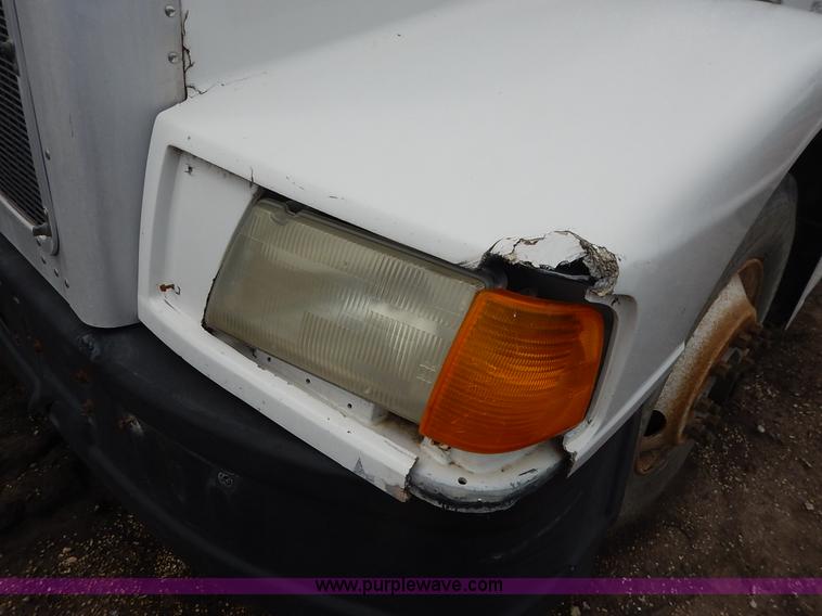 image for item K1541 1994 Peterbilt 377 truck cab and chassis