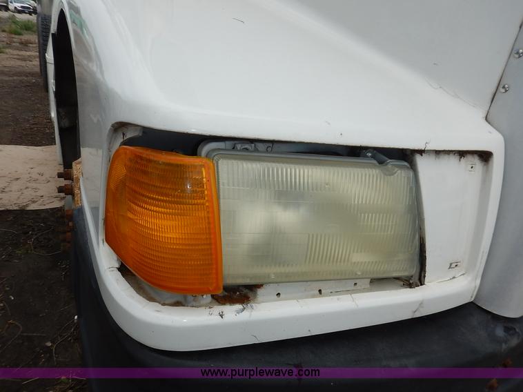 image for item K1541 1994 Peterbilt 377 truck cab and chassis