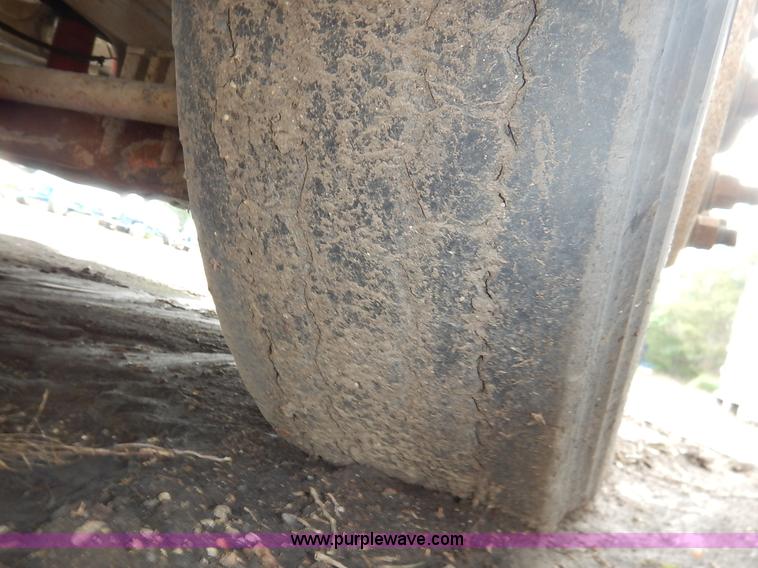 image for item K1541 1994 Peterbilt 377 truck cab and chassis